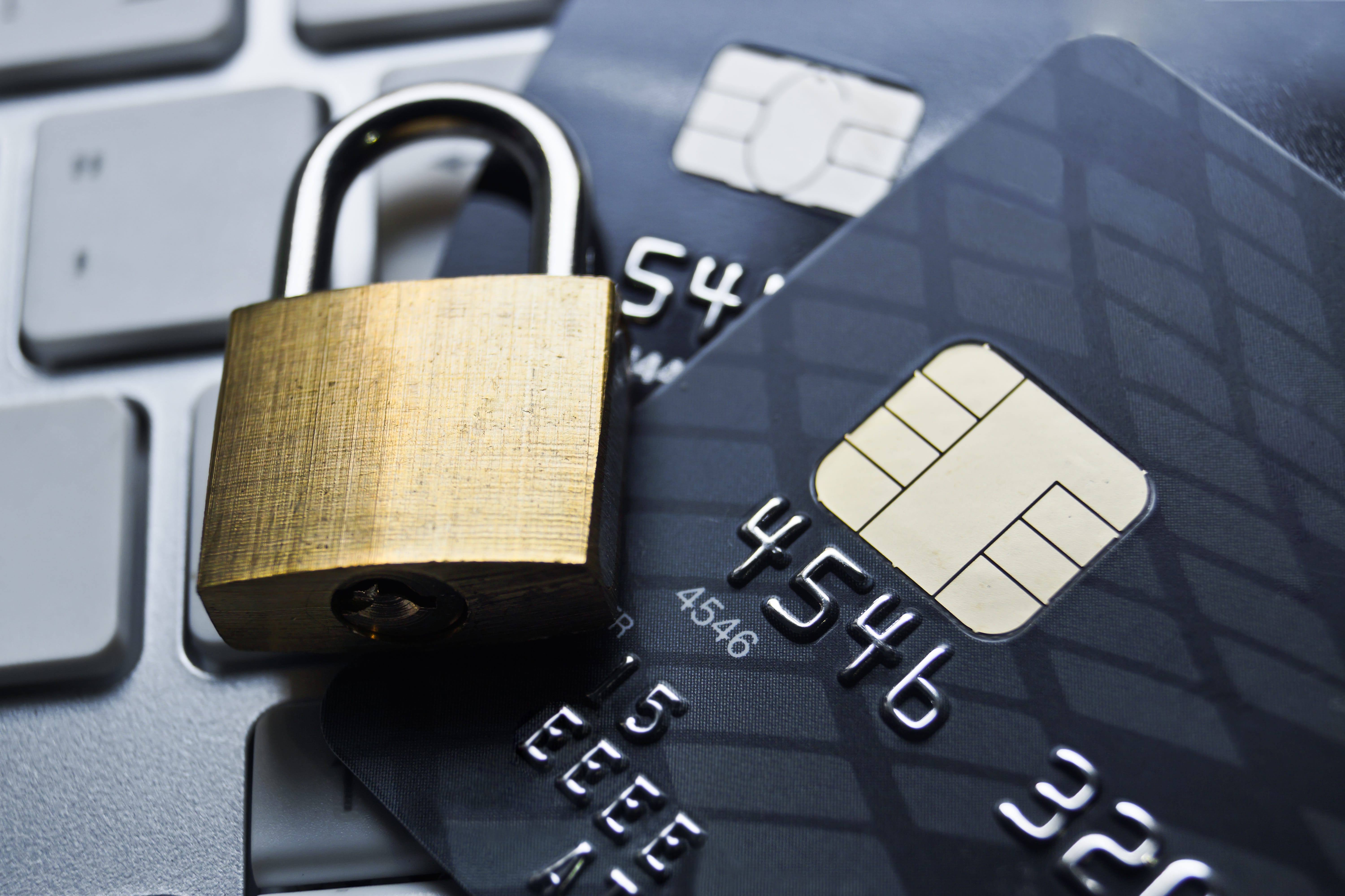 Мошенничество интернет банка. Блокировка карты. Защита кредитных карт. Защита карт от мошенников. Защита карты от мошенников.